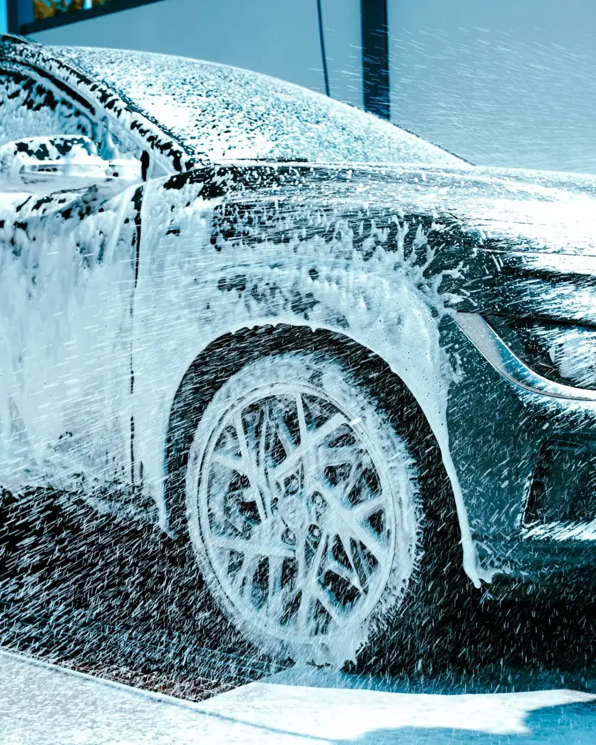 Véhicule recouvert de mousse sur une station Hydrowash