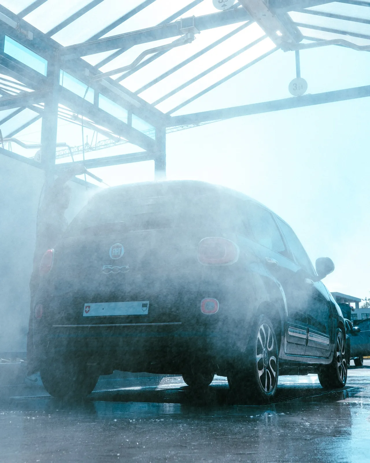 Mousse projetée sur un véhicule dans une station Hydrowash
