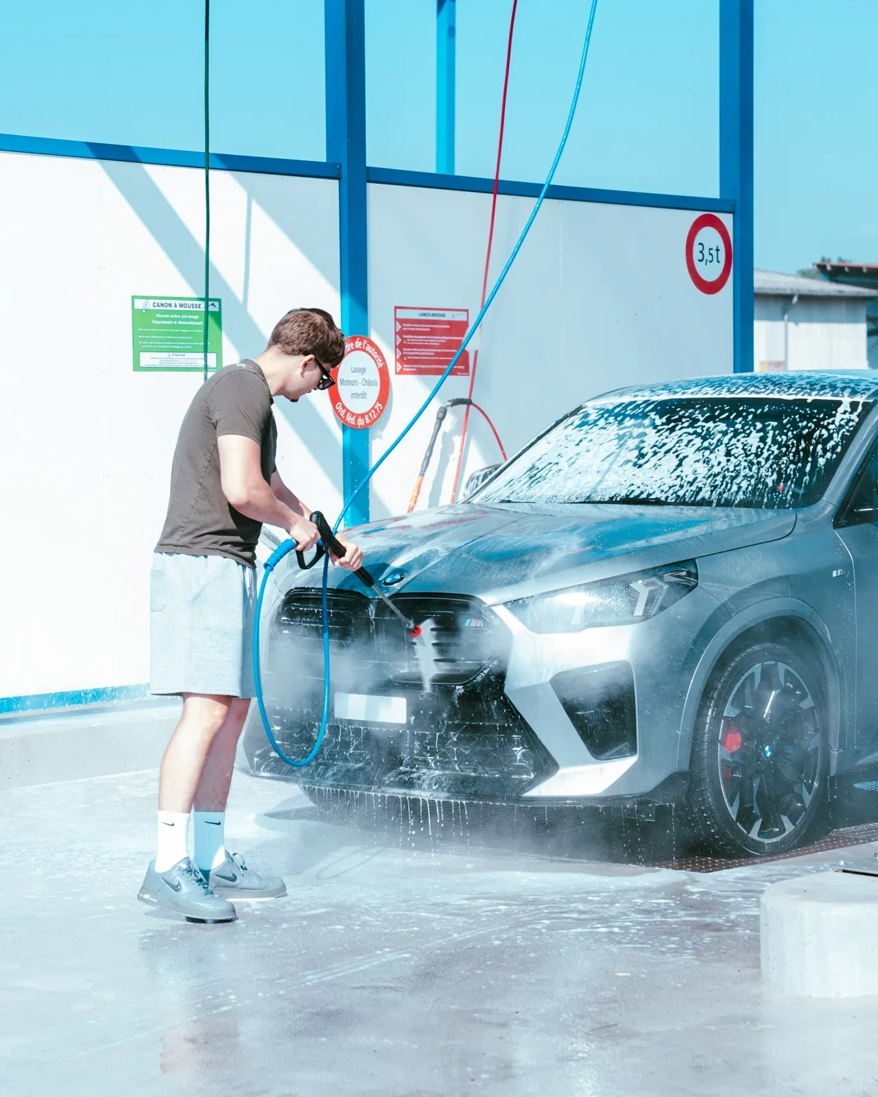 Lavage d'un véhicule au canon à mousse