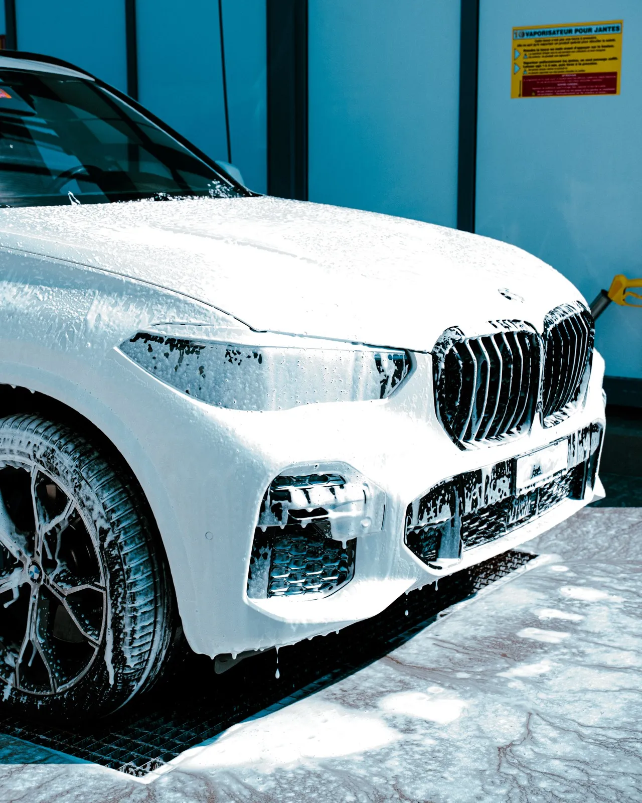 Véhicule recouvert de mousse sur une station Hydrowash
