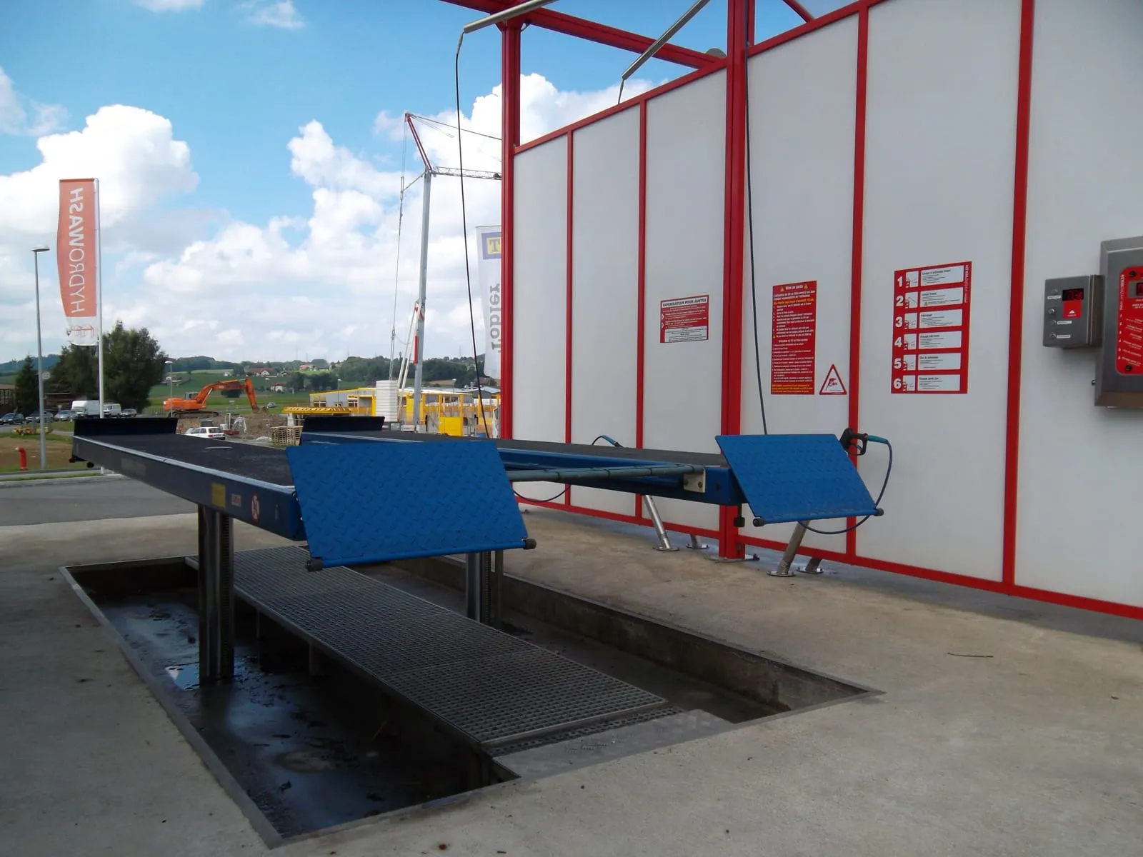 Piste de lavage Hydrowash équipée : lift, signalétique des programmes et terminal de paiement
