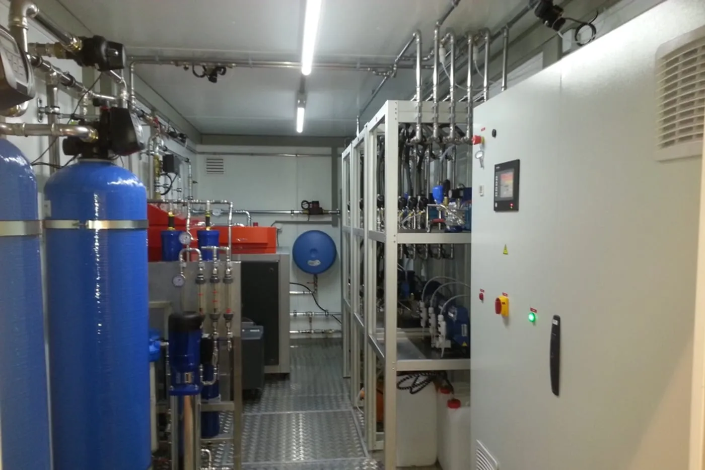 Intérieur d'un local technique Hydrowash — adoucisseur, osmose et pompes
